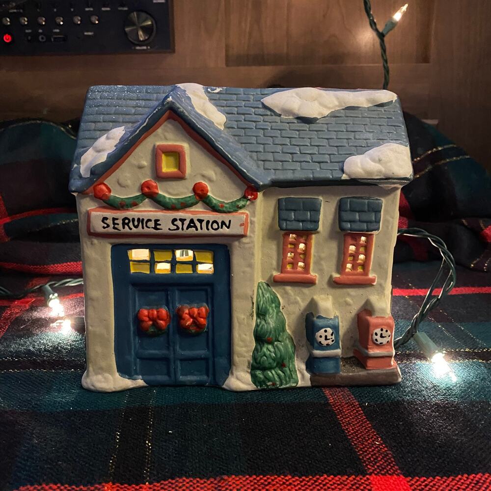 SERVICE STATION‎ Bisque China Christmas Village Building 1995 Collection GEI